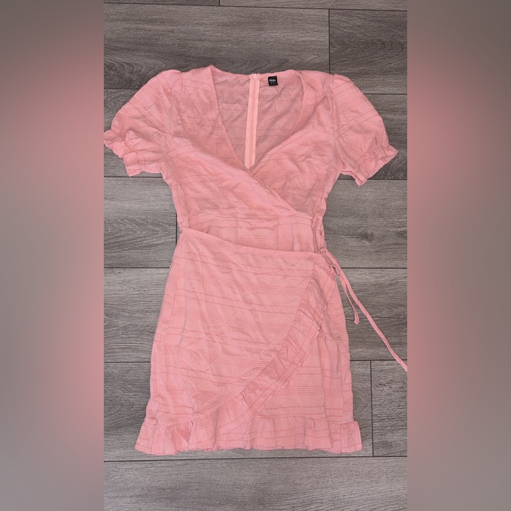 Chifit Size Medium Peach Pink Short Sleeved Textured Mini Wrap Dress Vneck EUC